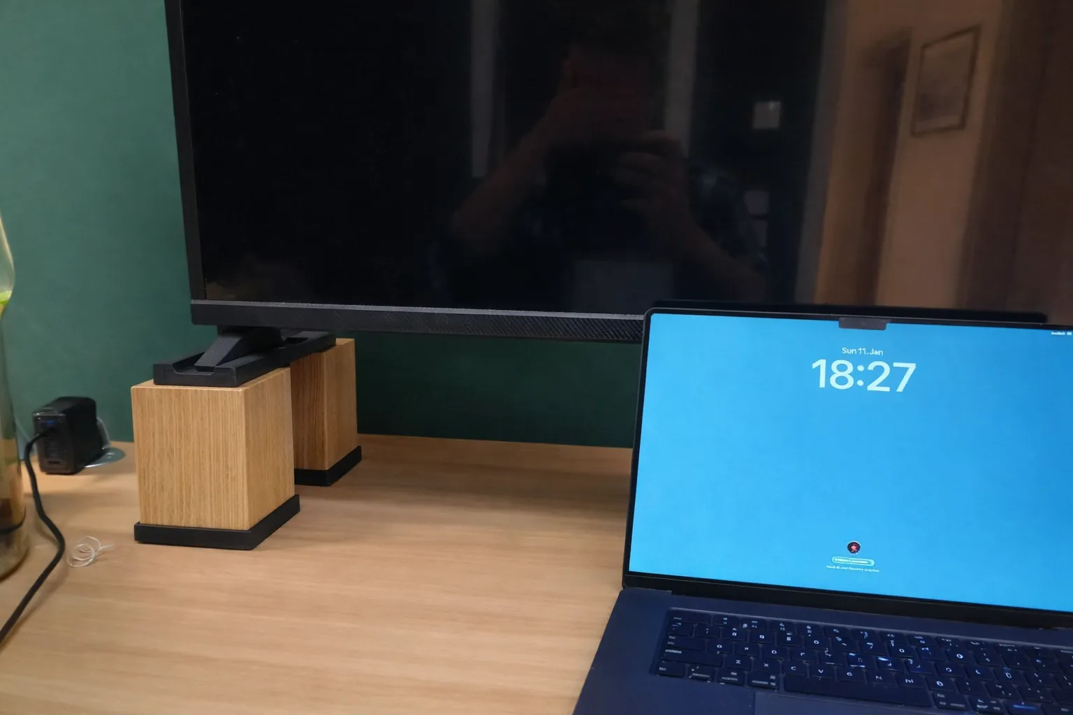 Aorus FV43U Monitor Riser Rendering